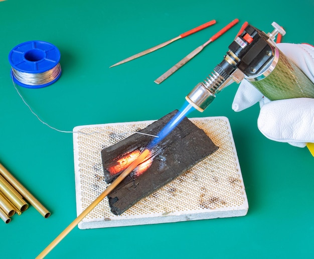 Souder du laiton avec un brûleur à gaz sur un poêle à charbon