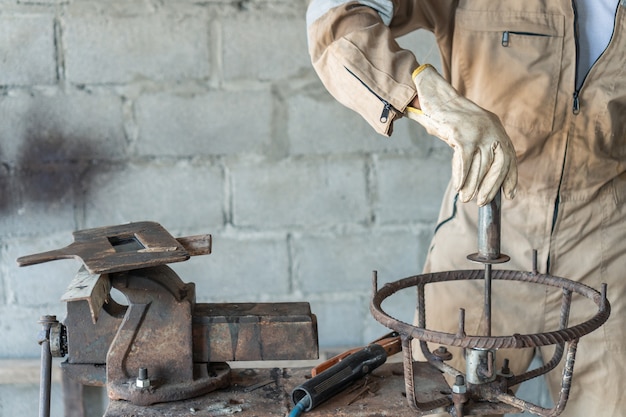 Soudeur au travail dans son atelier.