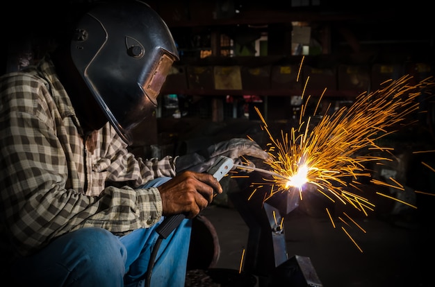 soudeur au travail