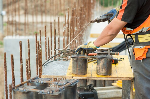 Le soudeur-constructeur soude une structure métallique, plan rapproché