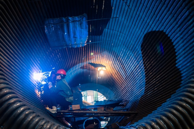 Le soudeur dans les travaux de la machinerie fait le travail de soudure