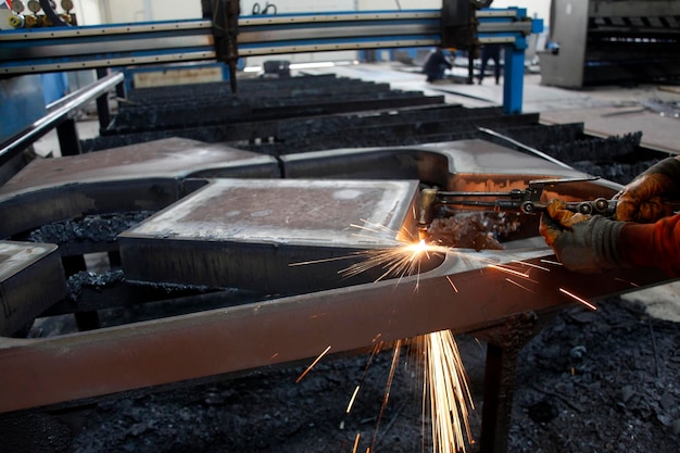 Soudeur avec des étincelles de soudage Cnc Machine