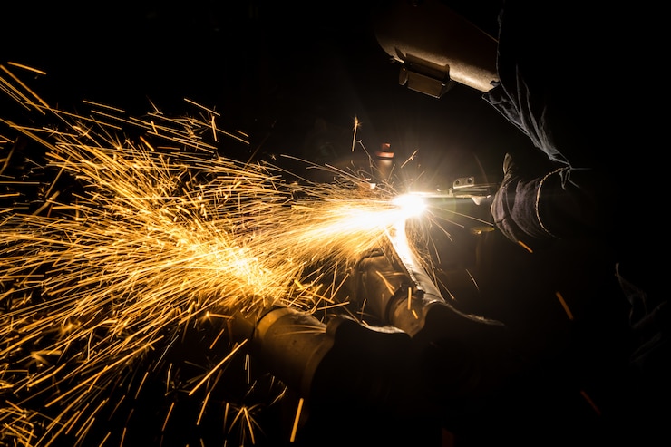 Photo un soudeur qualifié qui fabrique des pièces automobiles.