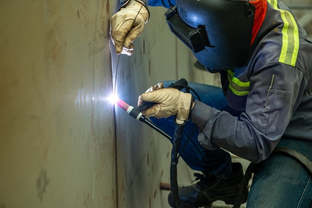 Le soudeur soude le soudage au gaz inerte au tungstène, la torche de soudage TIG