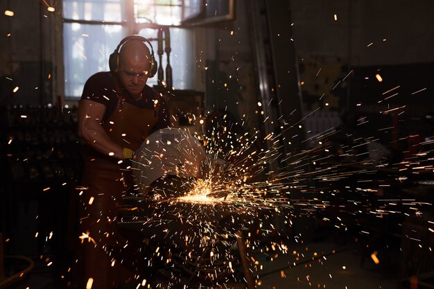 Soudeur travaillant avec du métal