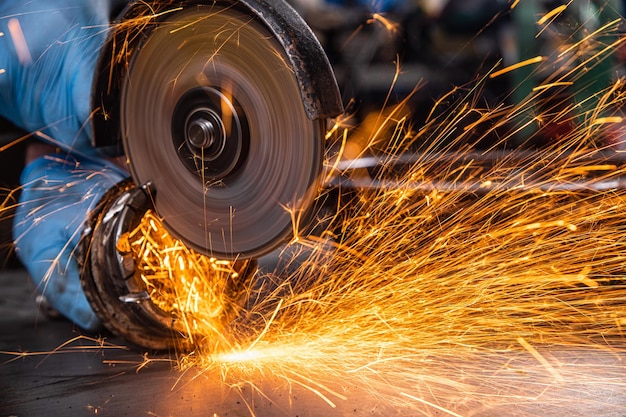 Soudeur travaillant à l'usine