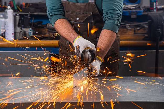 Soudeur travaillant à l'usine