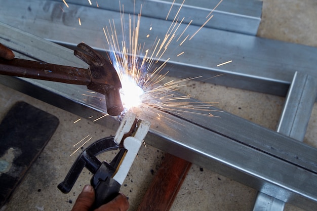 Les soudeurs soudent de l&#39;acier à l&#39;usine