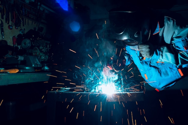 Les Soudeurs Travaillant à L'usine Ont Fait Du Métal