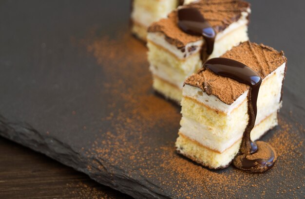 Soufflé au chocolat sur fond gris