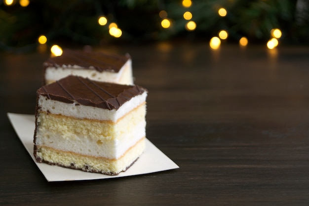 Soufflé au chocolat sur un fond de lumières bokeh.