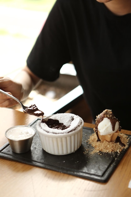 Soufflé au chocolat avec glace