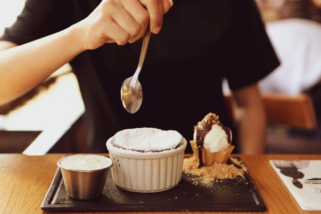 Soufflé au chocolat avec glace