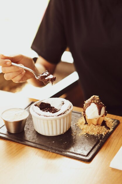 Soufflé au chocolat avec glace