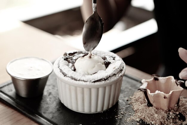 Soufflé au chocolat avec glace