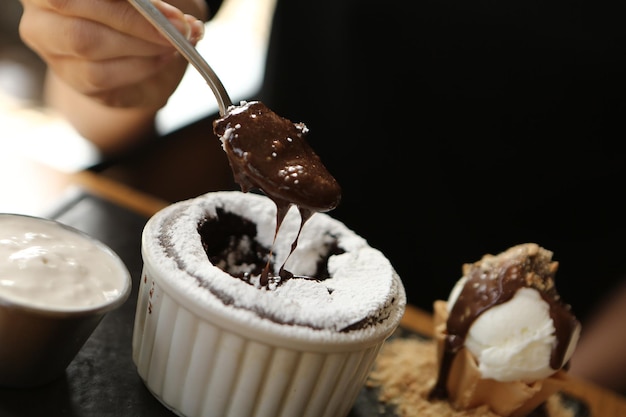 Soufflé au chocolat avec glace