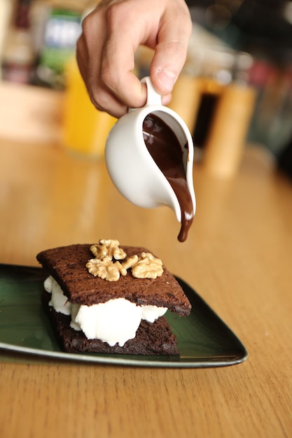 Soufflé au chocolat avec glace