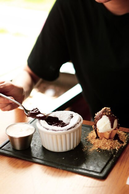 Soufflé au chocolat avec glace