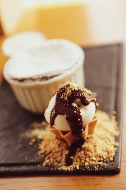 Soufflé au chocolat avec glace