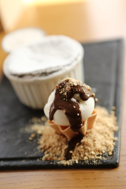 Soufflé au chocolat avec glace