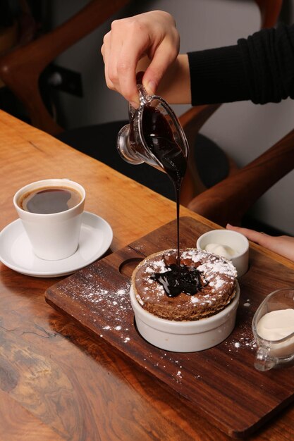 Soufflé au chocolat avec glace