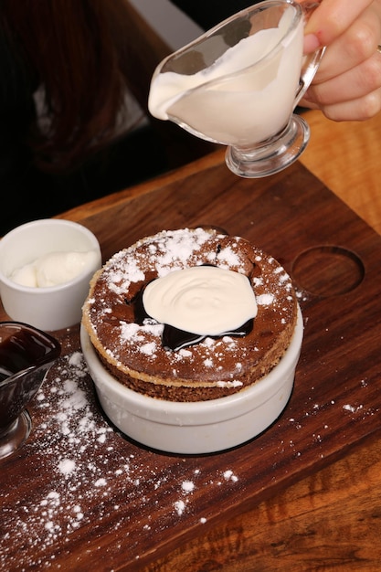 Soufflé au chocolat avec glace