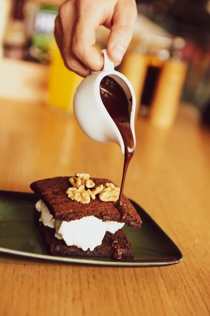 Soufflé au chocolat sur la table