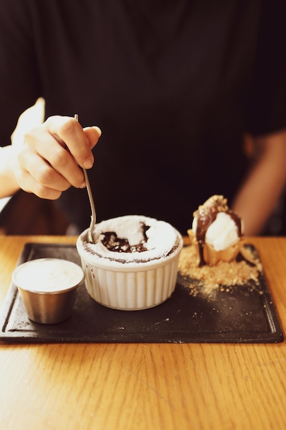 Soufflé au chocolat sur la table