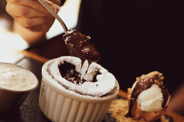 Soufflé au chocolat sur la table