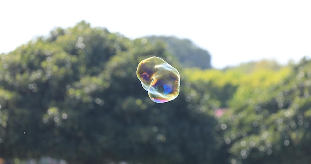 Souffleur de bulles sur fond de ciel bleu