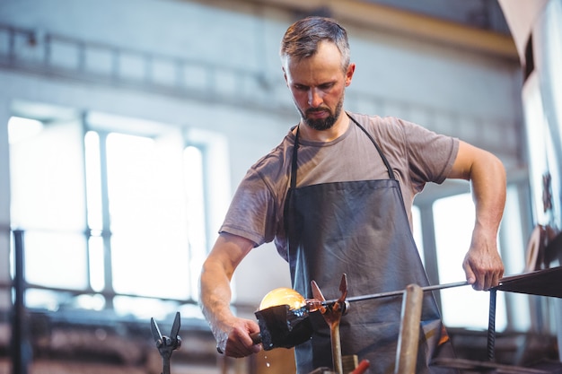 Souffleur de verre formant et façonnant un verre fondu