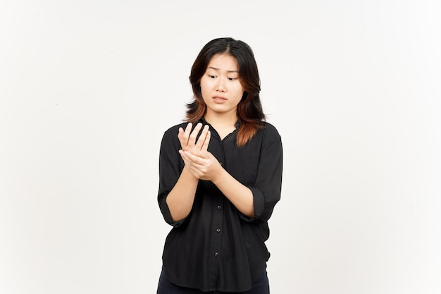 Souffrant de douleur sur les mains d'une belle femme asiatique isolée sur fond blanc