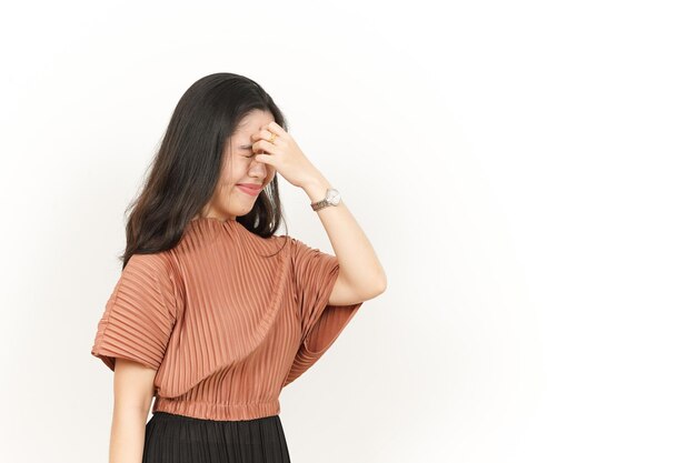 Souffrant de maux de tête geste de belle femme asiatique isolé sur fond blanc