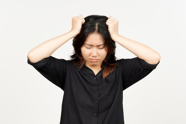 Souffrant de maux de tête geste de belle femme asiatique isolé sur fond blanc