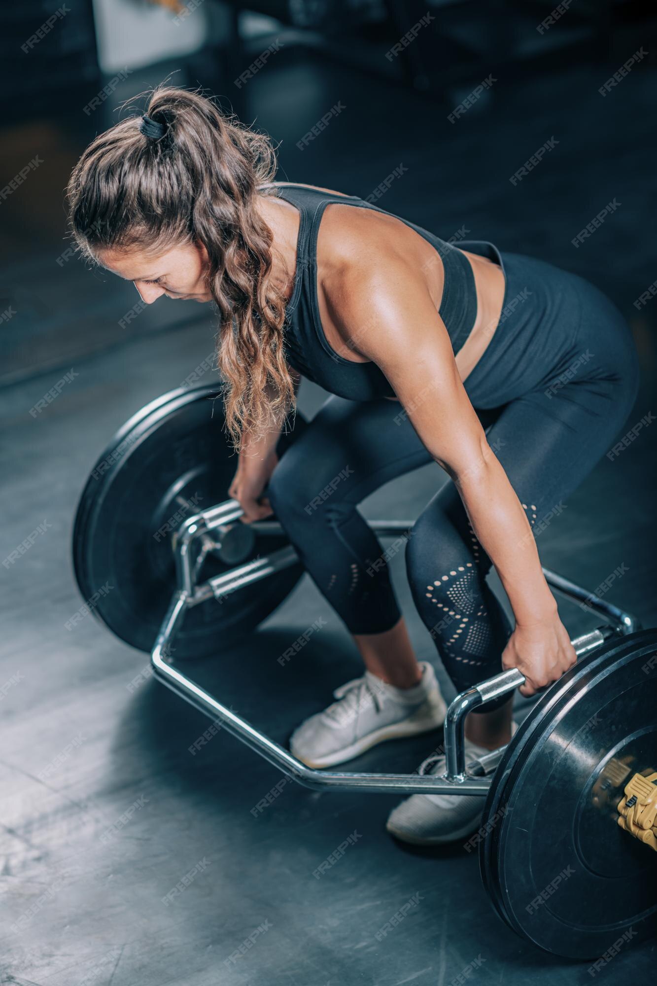 Mec Athlétique Faisant Deadlift Avec Barre De Piège