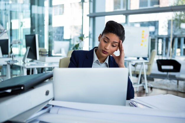 A souligné la femme d'affaires assis à son bureau