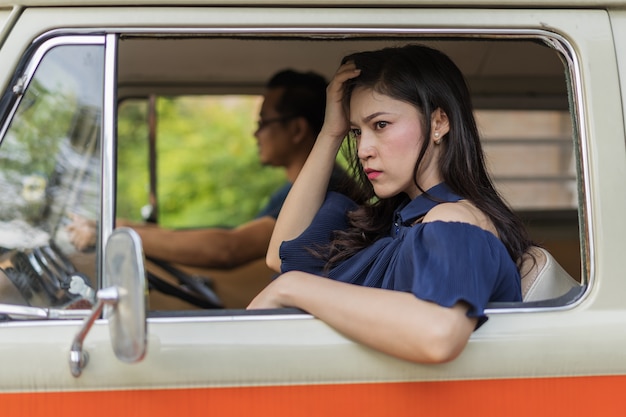 A souligné la femme assise à l&#39;intérieur d&#39;une voiture vintage