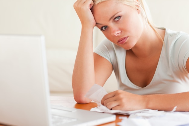 A souligné la femme à faire de la paperasse