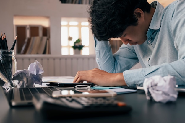 A Souligné L'homme D'affaires De Surmenage Au Bureau.