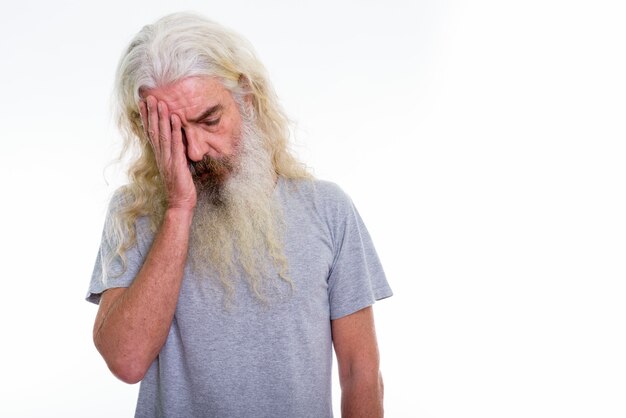 a souligné homme barbu senior ayant des maux de tête