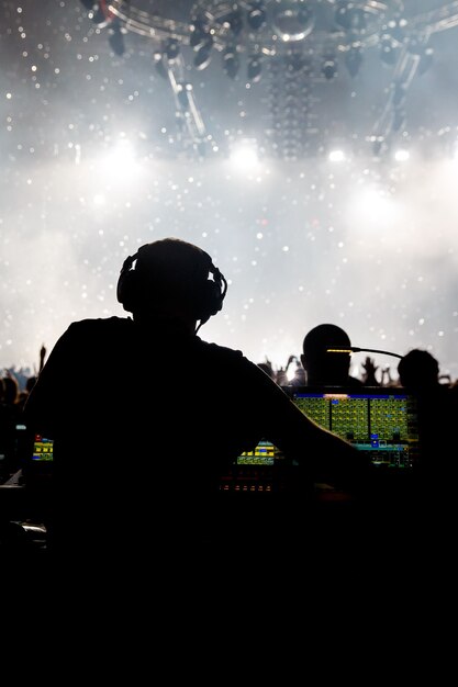 Sound manager sur concert de rock, casque sur la tête