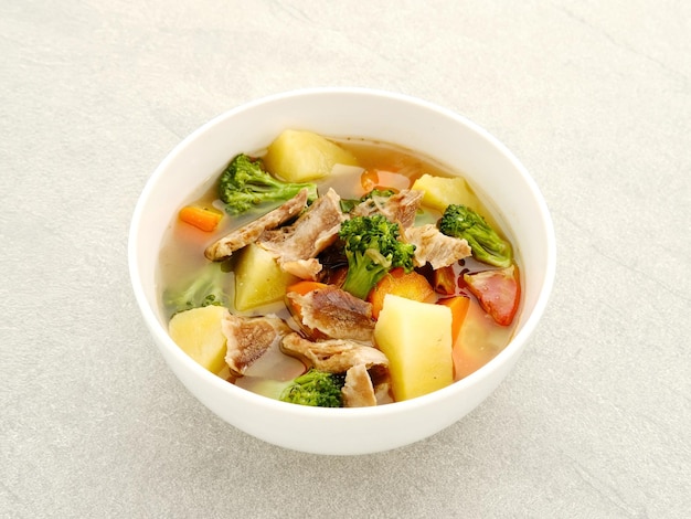 Soup Sop Daging aux légumes est une cuisine traditionnelle indonésienne servie dans un bol Mise au point sélectionnée