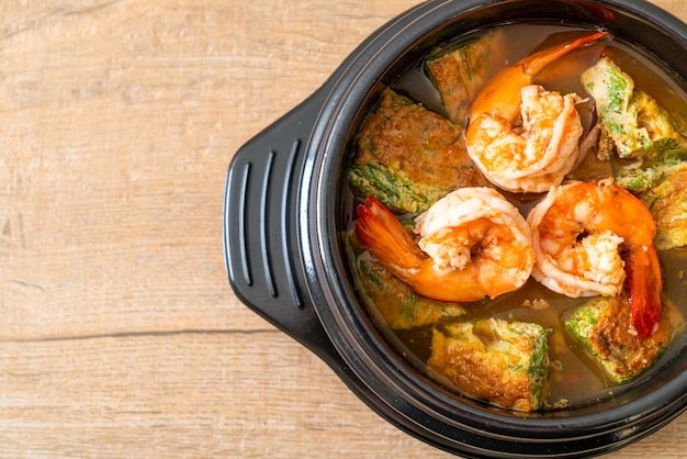 Soupe aigre à base de pâte de tamarin aux crevettes et omelette aux légumes - style cuisine asiatique
