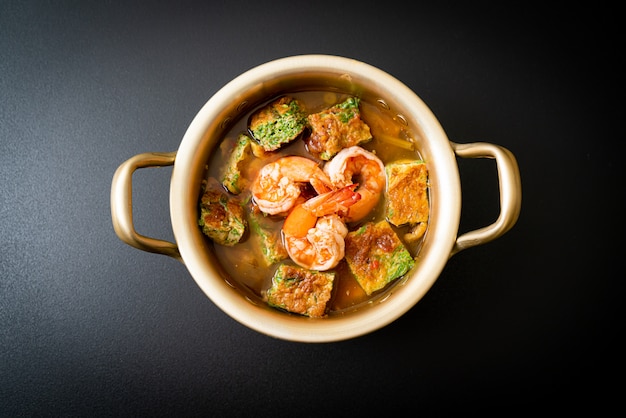 Soupe aigre à base de pâte de tamarin aux crevettes et omelette aux légumes