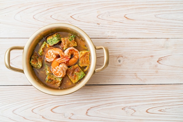 Soupe aigre à base de pâte de tamarin aux crevettes et omelette aux légumes