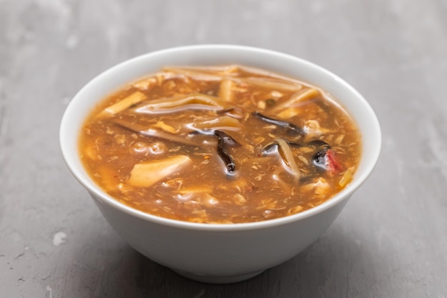 Soupe aigre-piquante traditionnelle japonaise cuite