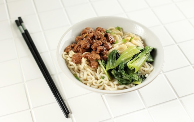 Soupe asiatique aux œufs et aux nouilles avec poulet et pak choy