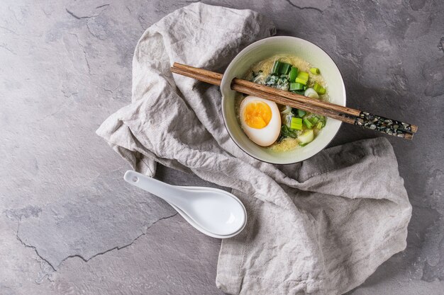 Soupe asiatique aux œufs, oignons et épinards