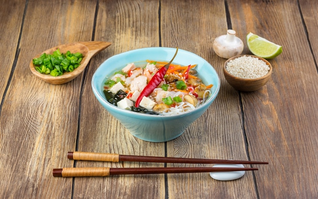 Soupe asiatique chaude au tofu