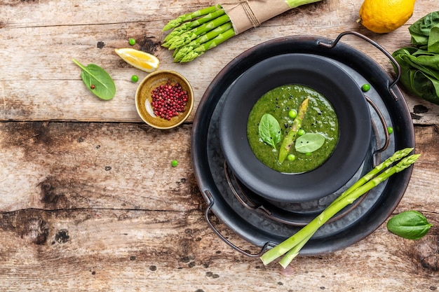 soupe d'asperges sur fond rustique. Soupe crème verte aux asperges détox printanière